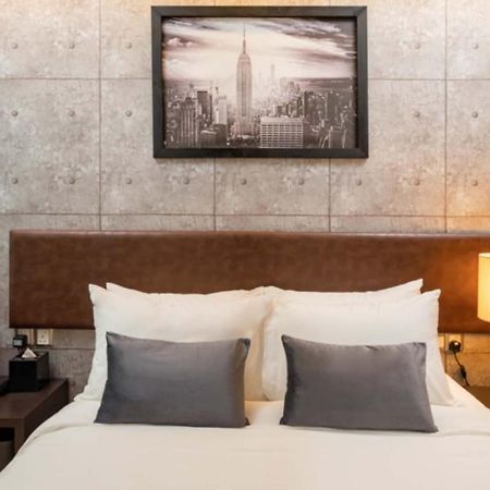 Centrestage Petaling Jaya By Perfect Host Hotel Eksteriør billede A bedroom at the hotel