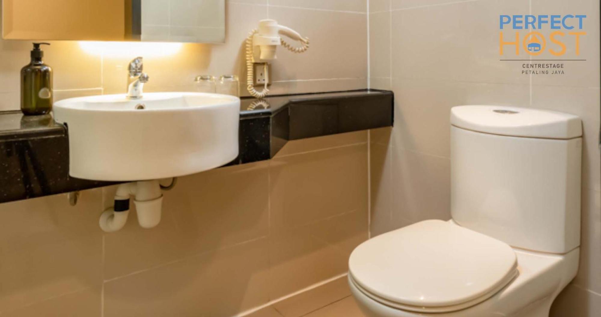 Centrestage Petaling Jaya By Perfect Host Hotel Eksteriør billede Bathroom