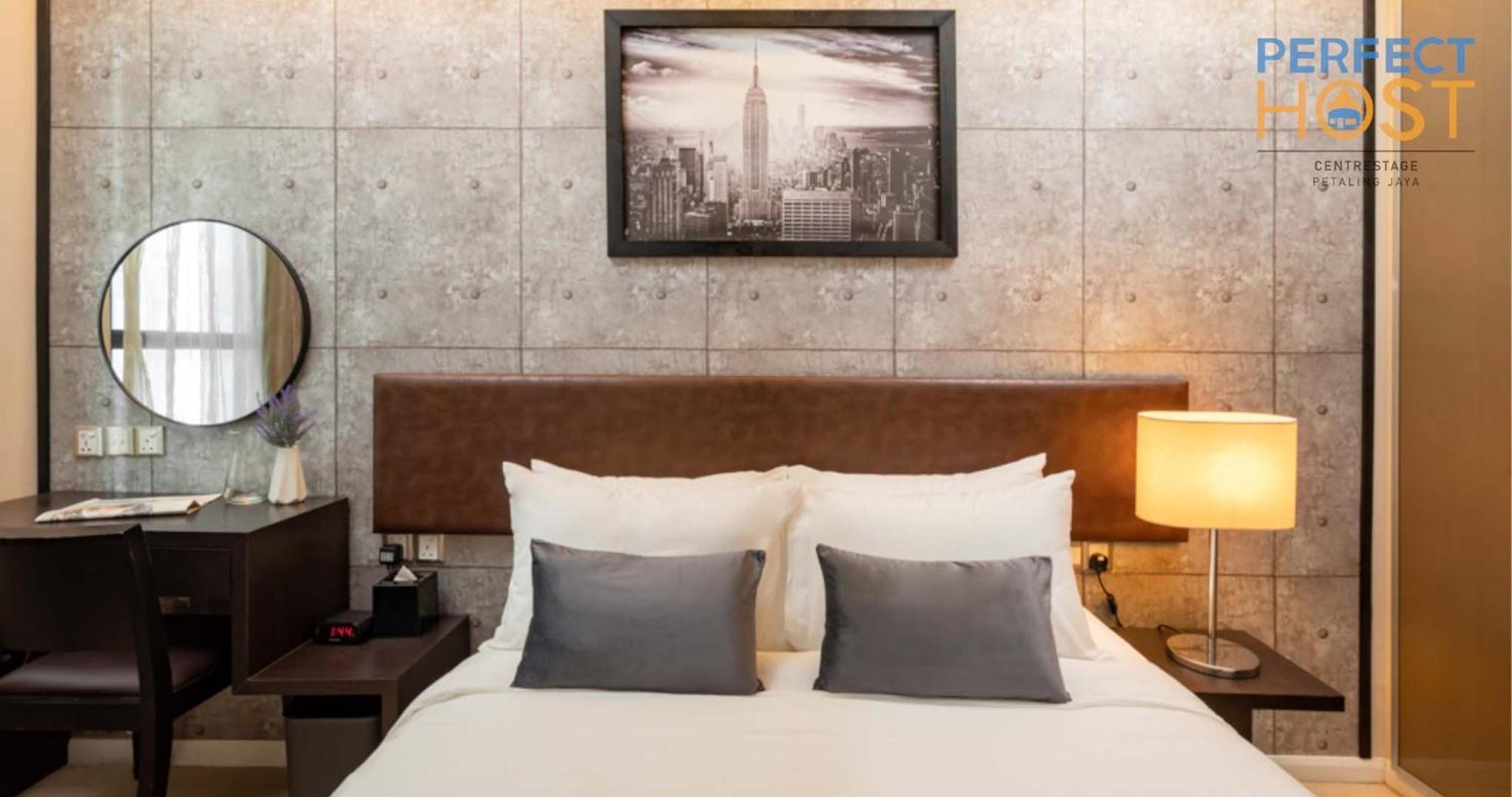 Centrestage Petaling Jaya By Perfect Host Hotel Eksteriør billede A bedroom at the hotel
