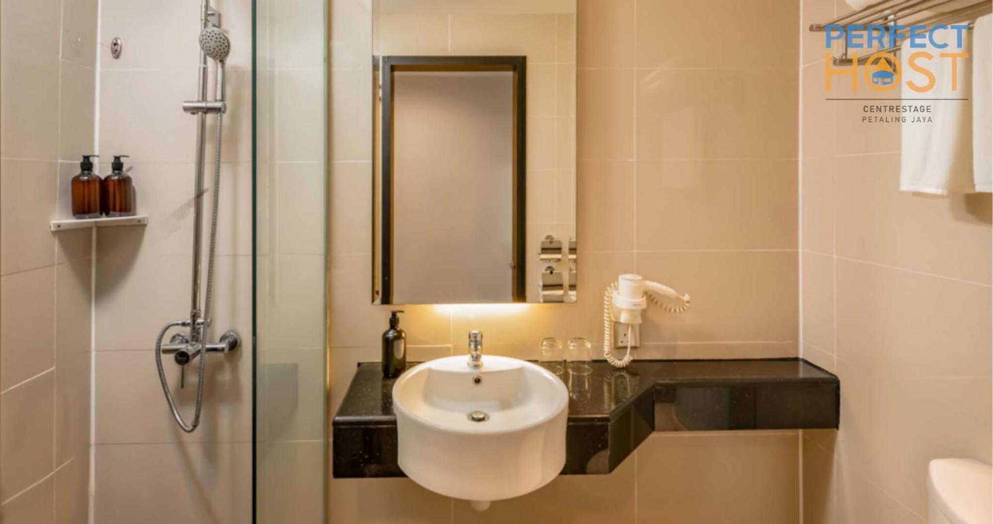 Centrestage Petaling Jaya By Perfect Host Hotel Eksteriør billede Bathroom