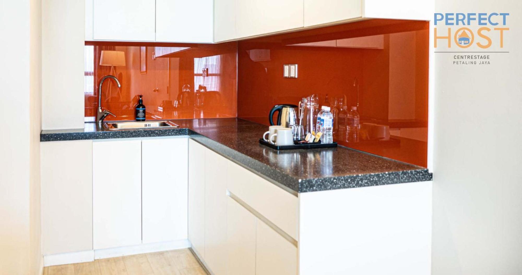 Centrestage Petaling Jaya By Perfect Host Hotel Eksteriør billede A kitchen with a granite countertop