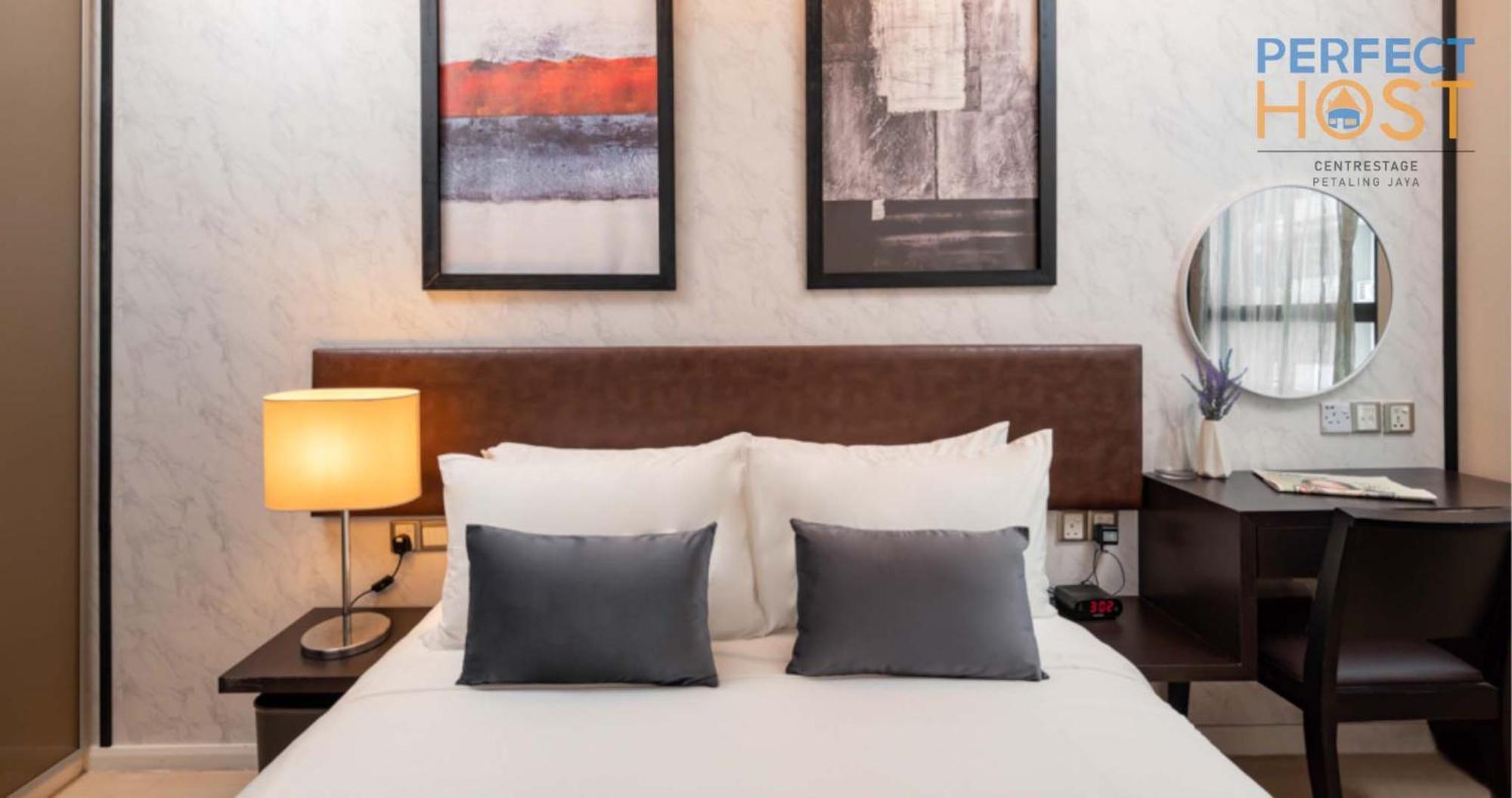 Centrestage Petaling Jaya By Perfect Host Hotel Eksteriør billede A bedroom at the hotel
