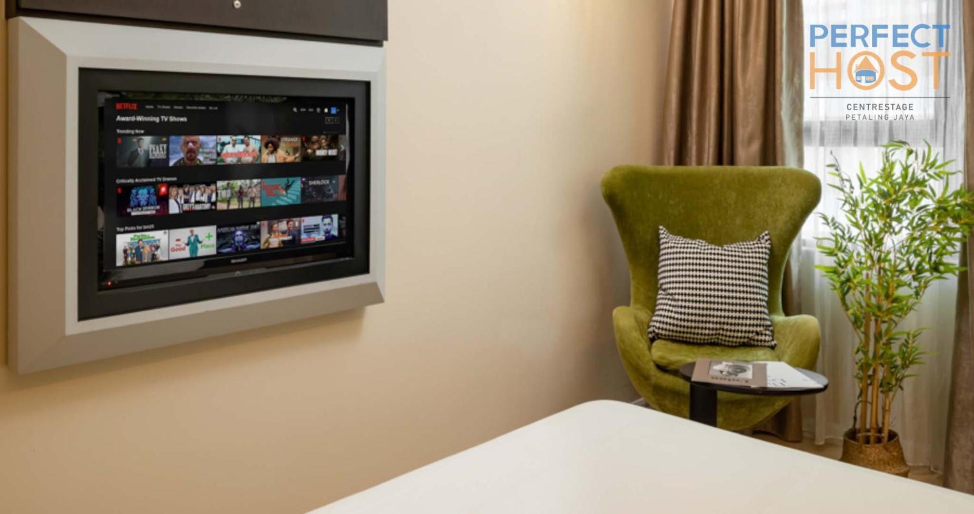 Centrestage Petaling Jaya By Perfect Host Hotel Eksteriør billede A television in a hotel room